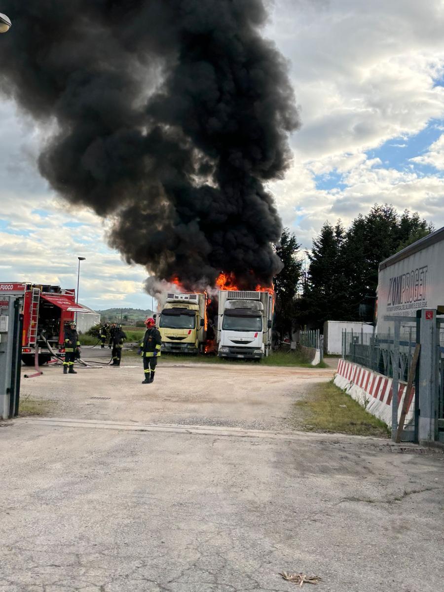 Spilamberto, in fiamme tre camion