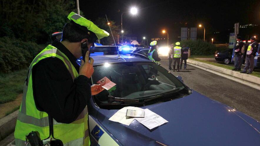 Livorno, a 100 all’ora su una Mercedes: inseguito e fermato ubriaco in via Cairoli