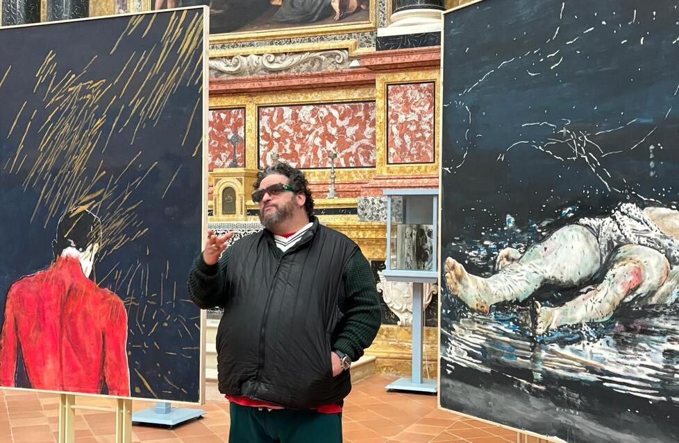 Carpi, parla l'artista aggreddito in chiesa: «Mi sono sentito morire, ma sabato riapre la mostra e il quadro squarciato resta così»<br>
