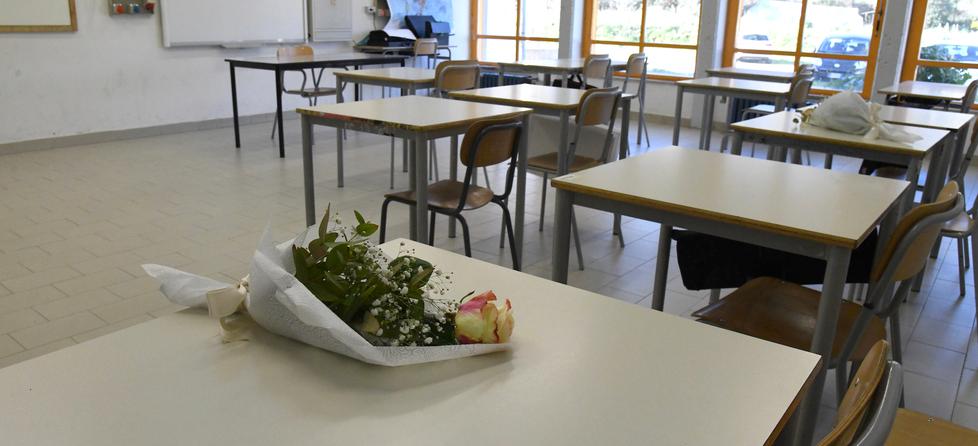 Nuoro, nella scuola di Patryk Zola e Ythan Romano fiori sui banchi e aule vuote
