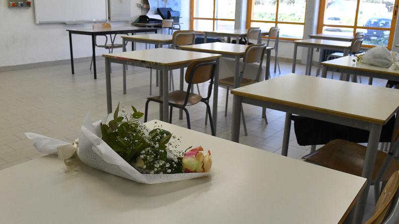 Nuoro, nella scuola di Patryk Zola e Ythan Romano fiori sui banchi e aule vuote