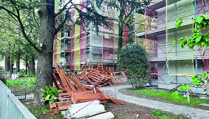 Famiglia in vacanza: i ladri si arrampicano sui ponteggi del palazzo per svaligiare il secondo piano