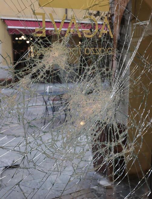 Vandali in azione in via San Carlo. L’allarme: «Noi esercenti siamo preoccupati»