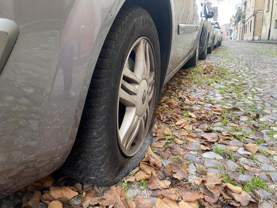 Gomme tagliate e scritte offensive: tre auto danneggiate a Ferrara