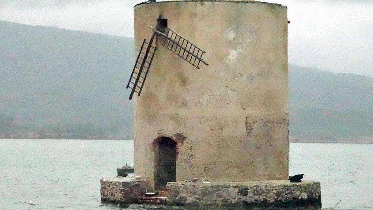 Il Mulino spagnolo, rimasto senza pale da un anno e tre mesi: il monumento simbolo della laguna di Orbetello, sfregiato dal maltempo, non ha più visto i lavori per reintegrare le eliche mancanti (foto Enzo Russo)