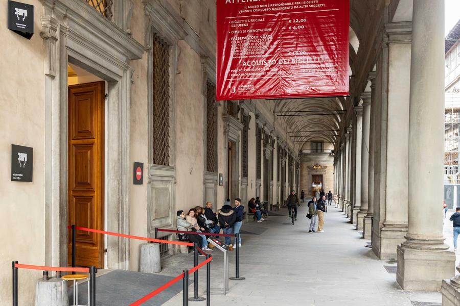 Firenze, vendevano biglietti per gli Uffizi a prezzi maggiorati: scoperti quattro “bagarini”
