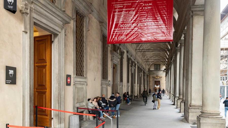 Firenze, vendevano biglietti per gli Uffizi a prezzi maggiorati: scoperti quattro “bagarini”
