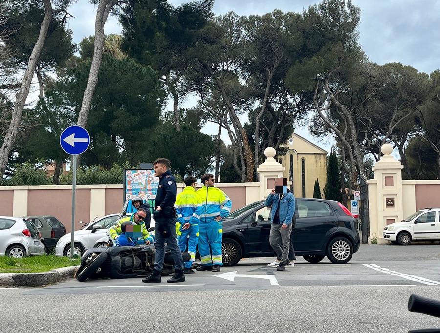 Livorno, scontro sul viale Alfieri: soccorso uno scooterista