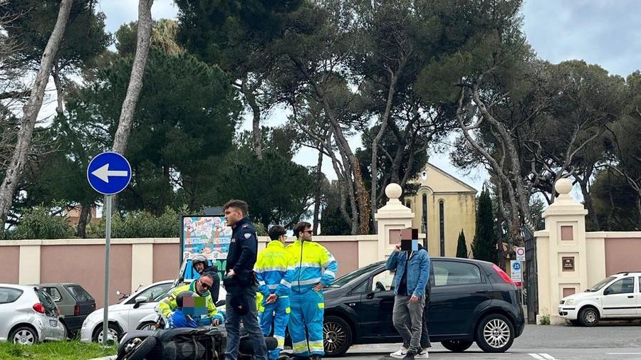 Livorno, scontro sul viale Alfieri: soccorso uno scooterista