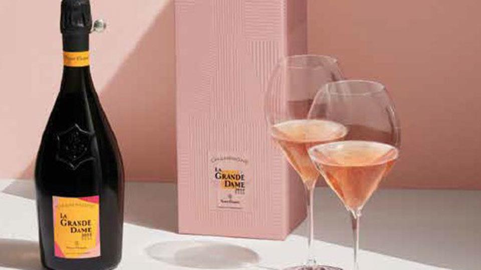 Clicquot si veste di rosa e verde