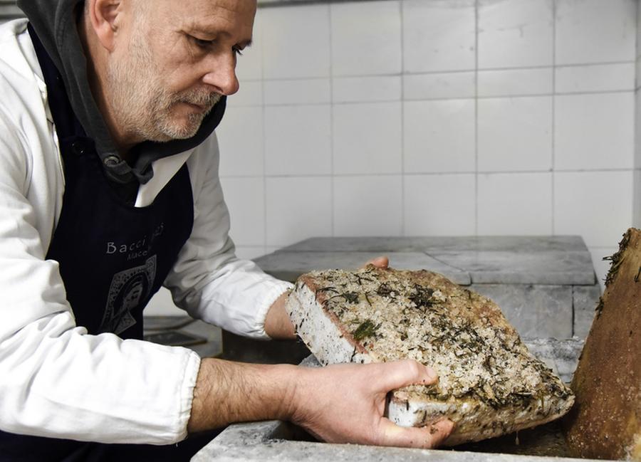Massimo Bacci con il suo lardo d’eccellenza nella storica macelleria-salumeria di famiglia