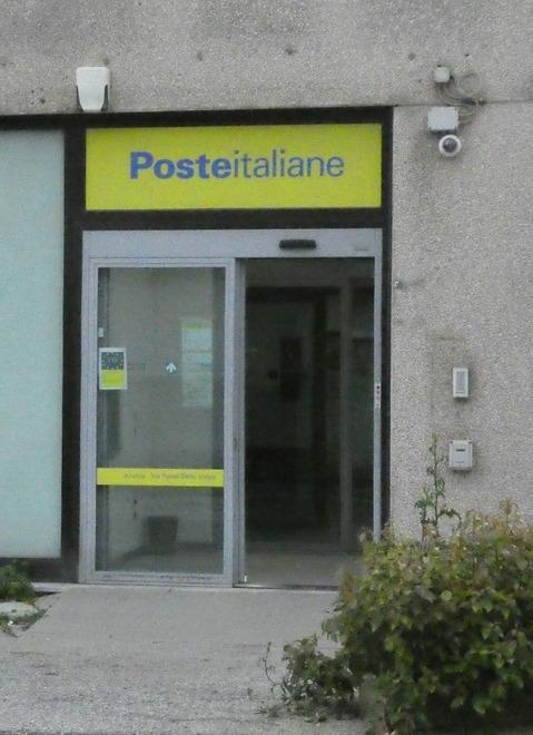 Carrara, rapina alle Poste: colpisce il dipendente e scappa a piedi<br>
