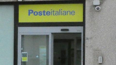 Carrara, rapina alle Poste: colpisce il dipendente e scappa a piedi<br>