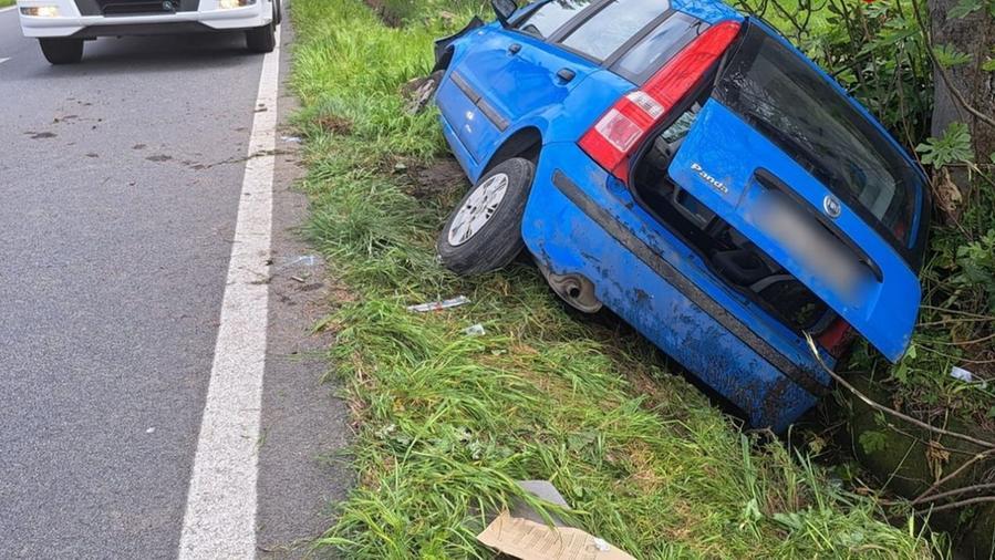 L'auto finita fuori strada a Cascina