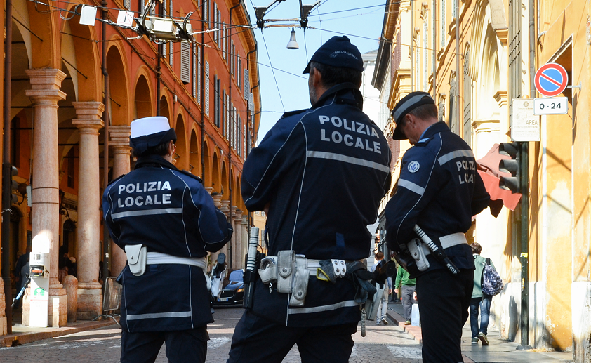 Dehors abusivo e lavoro nero: più di 21mila euro di multa a un locale del centro storico di Modena