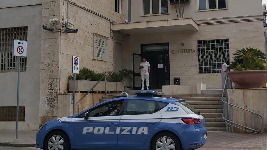 Fanno lavori in casa e i vicini danno l’allarme pensando a un’occupazione abusiva, la polizia interviene e trova eroina e cocaina