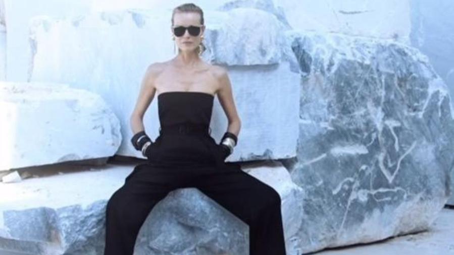 Eva Herzigova protagonista della campagna di Yves Saint Laurent