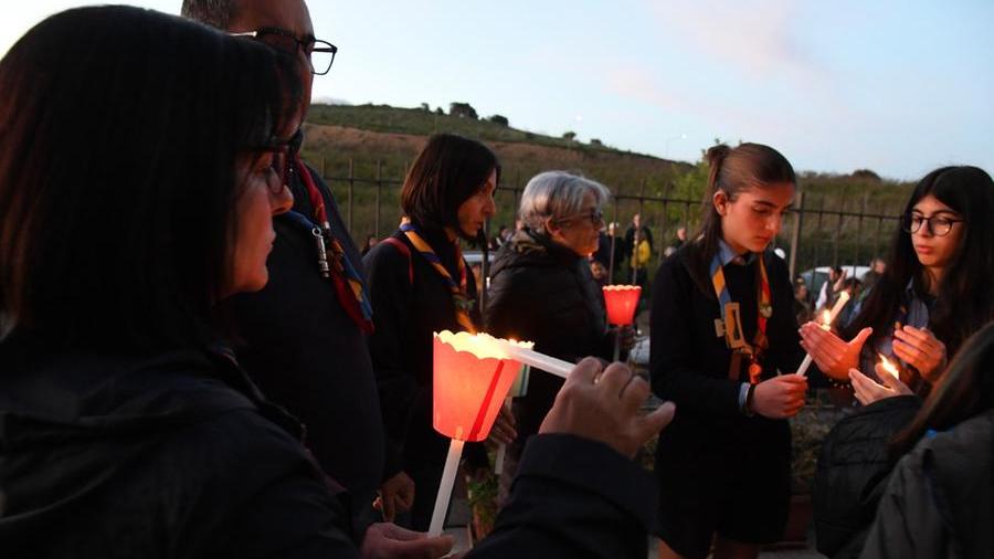 Un fiume di fiaccole a Nuoro in ricordo di Patryk Zola e Ythan Romano