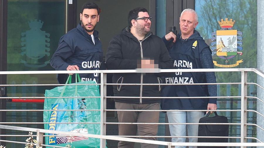 
	Maurizio De Simone con i finanzieri dopo l'arresto (Foto Nucci/Innocenti)

