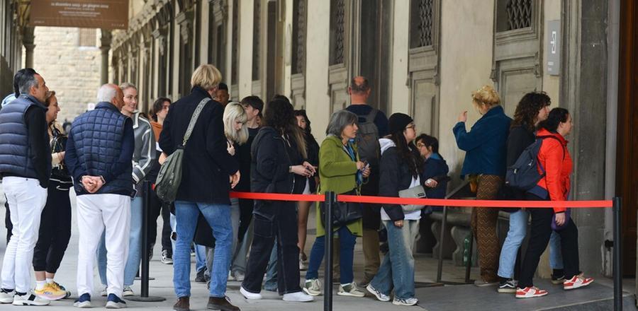 
	Visitatori in fila agli Uffizi&nbsp;

