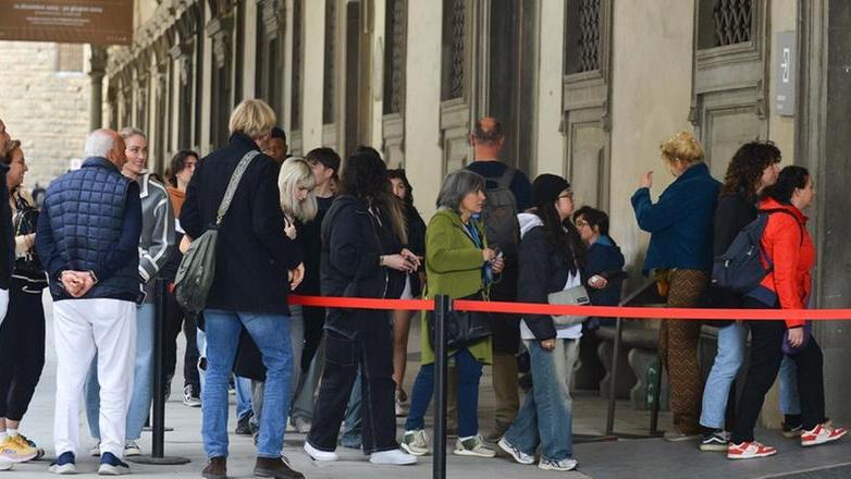 Visitatori in fila agli Uffizi 