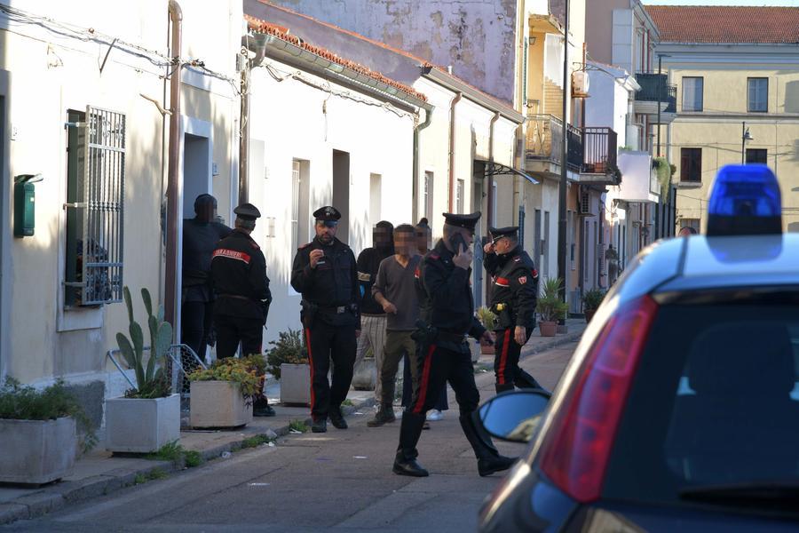 Olbia, caccia le inquiline e getta letto e vestiti per strada. Paura a San Simplicio