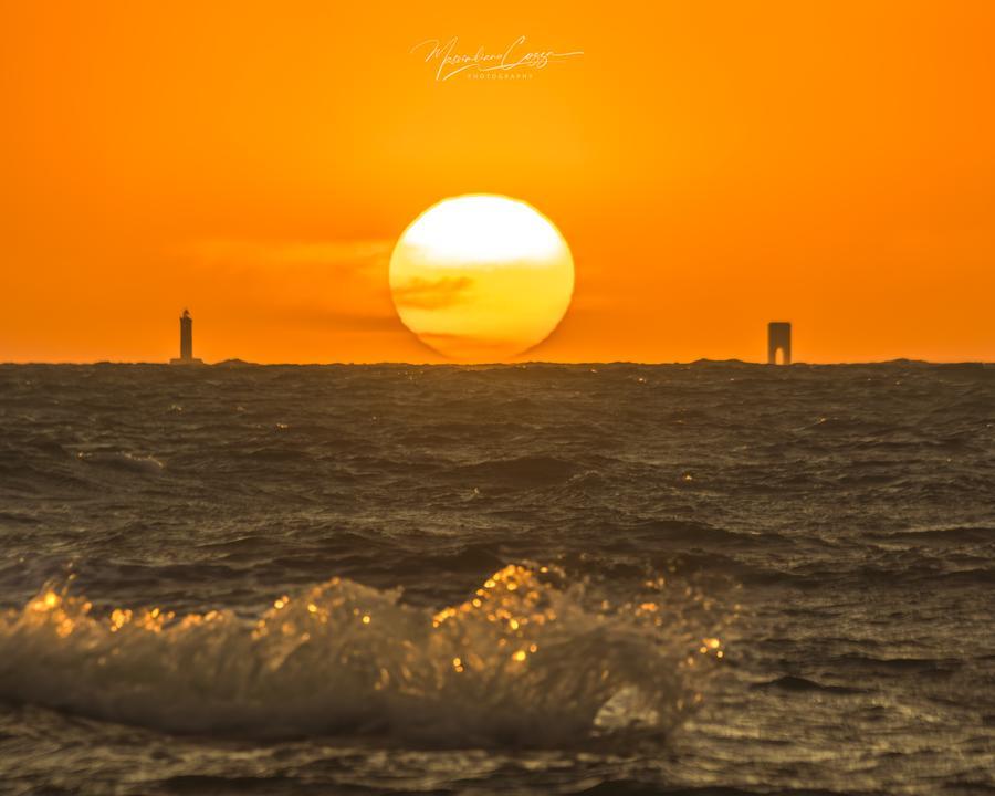 Livorno bellezza: tra il faro e la torre della Meloria c’è il tramonto di Massimiliano Cozza