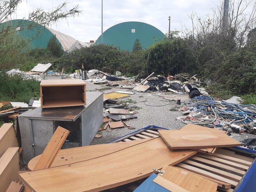 Livorno, spunta a Porta a Terra una strada-discarica tra impianti sportivi e attività commerciali – Video