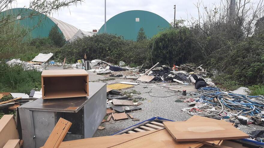Livorno, spunta a Porta a Terra una strada-discarica tra impianti sportivi e attività commerciali – Video