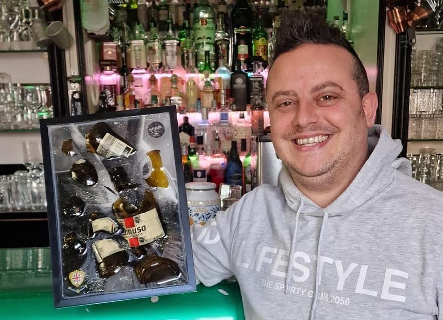 
	Gaetano Paterniti con l&rsquo;opera &ldquo;Ichnusa"

