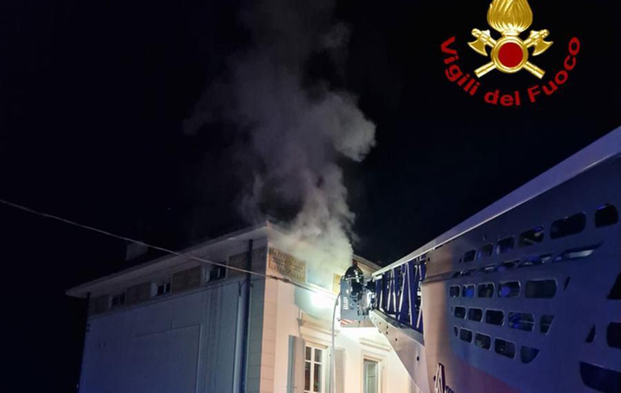 
	Le fiamme nella mansarda

