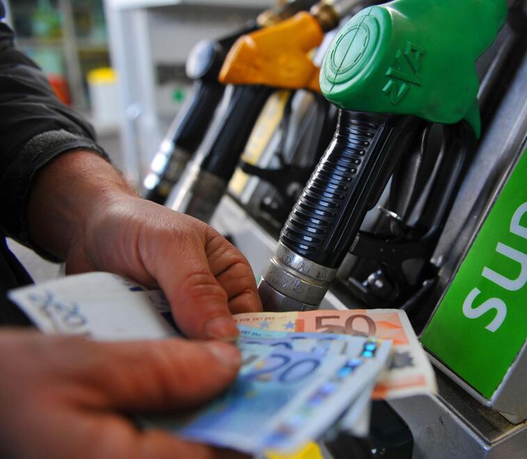 Modena, i prezzi della benzina tornano a salire e il “self” sfiora i due euro al litro<br type="_moz" />
