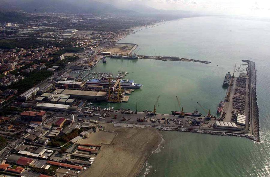 Rifiuti irregolari nascosti tra quelli tessili, bloccata una nave a Marina di Carrara