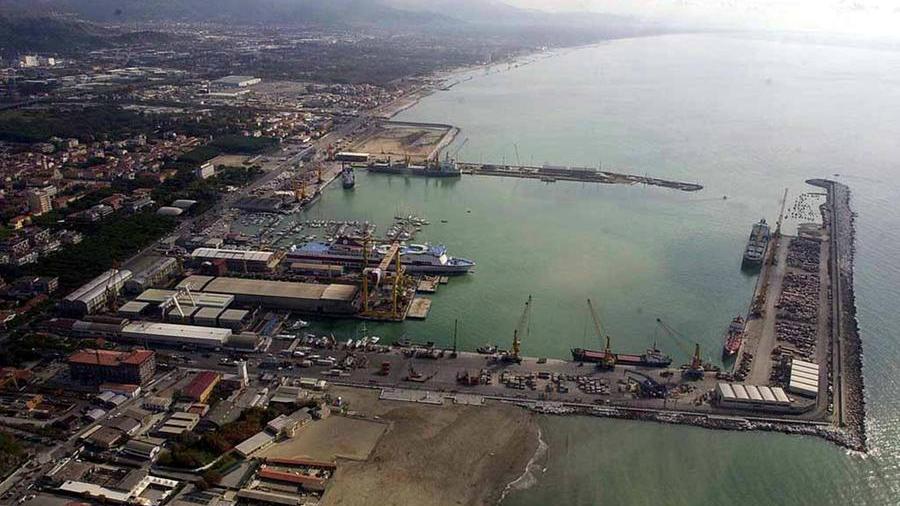 Rifiuti irregolari nascosti tra quelli tessili, bloccata una nave a Marina di Carrara
