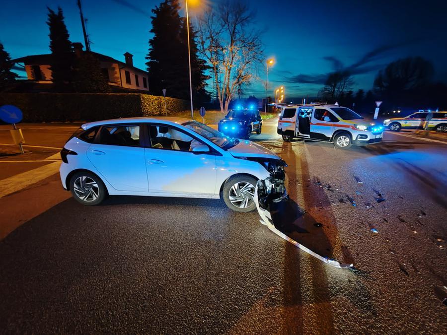 Schianto tra auto e moto sulla provinciale, gravi padre e figlio 13enne