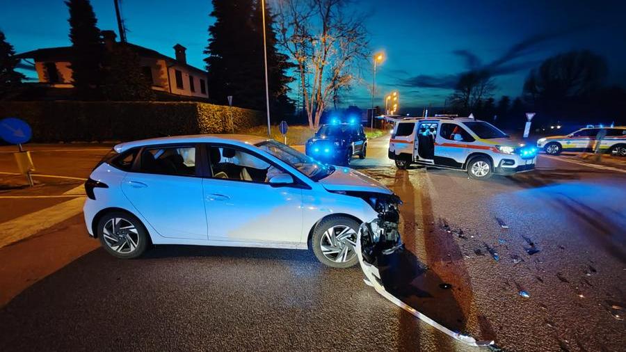Schianto tra auto e moto sulla provinciale, gravi padre e figlio 13enne