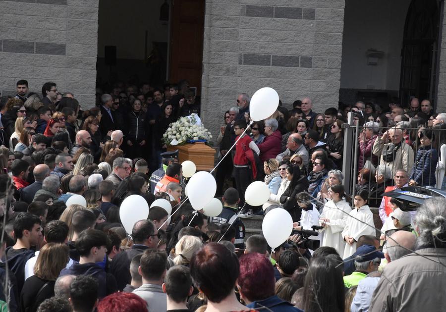 Nuoro, folla ai funerali di Ythan Romano e Patrick Zola