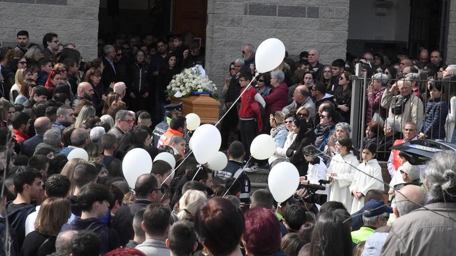 Nuoro, folla ai funerali di Ythan Romano e Patrick Zola
