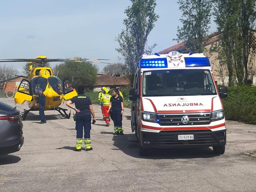 Cade da una impalcatura, ferito un operaio