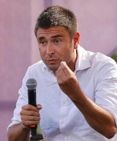 Alessandro Di Battista al Fuori Orario in un monologo su Assange