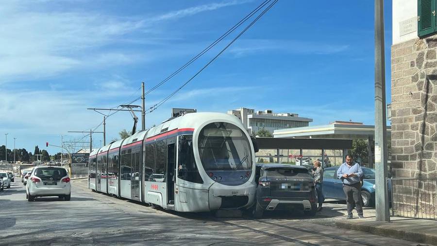 Sassari, suv va a sbattere contro Sirio davanti a Santa Maria: un ferito