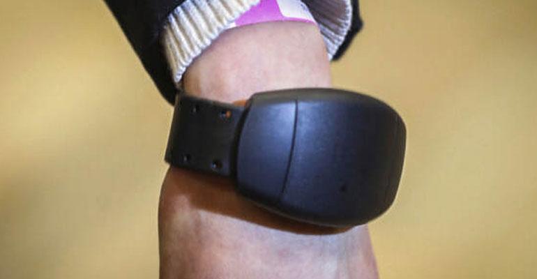 Il giudice lo libera, ma resta in carcere perché non c’è il braccialetto elettronico