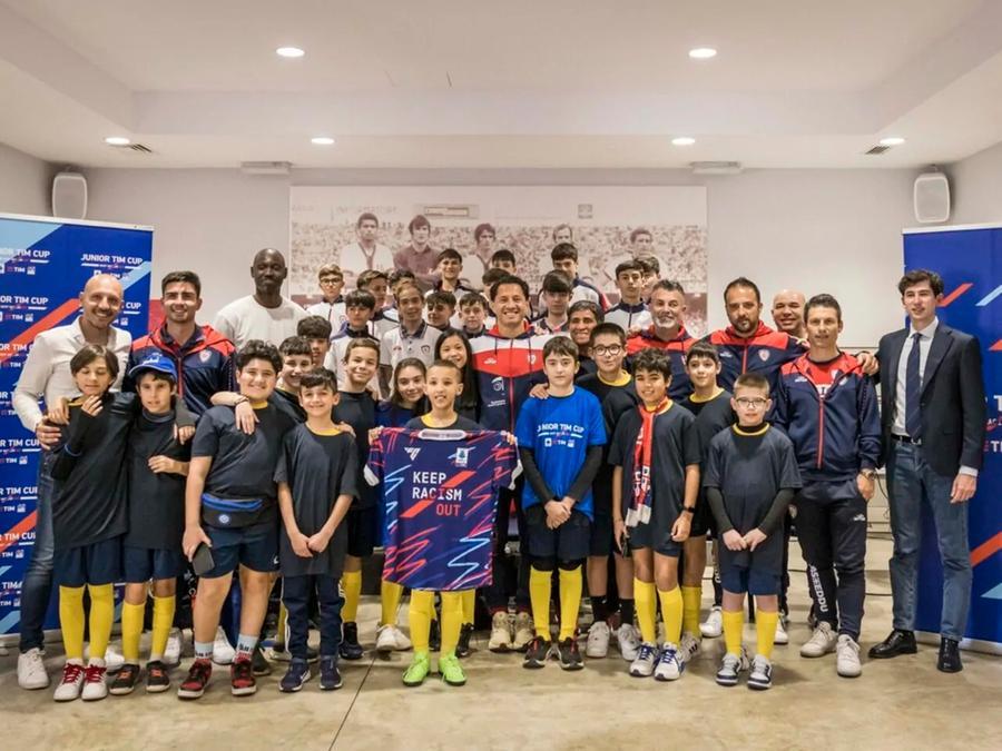 
	<strong>Gianluca Lapadula</strong> (al centro) con i ragazzi dell'oratorio di Assemini&nbsp;

