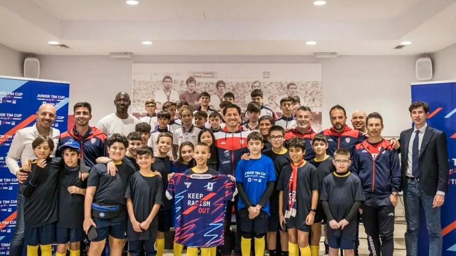 <strong>Gianluca Lapadula</strong> (al centro) con i ragazzi dell'oratorio di Assemini 