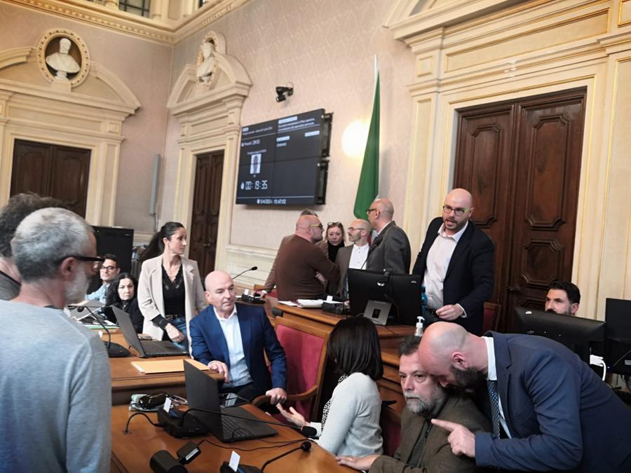 Livorno, due consiglieri occupano l’aula per protesta: seduta sospesa, arriva la municipale