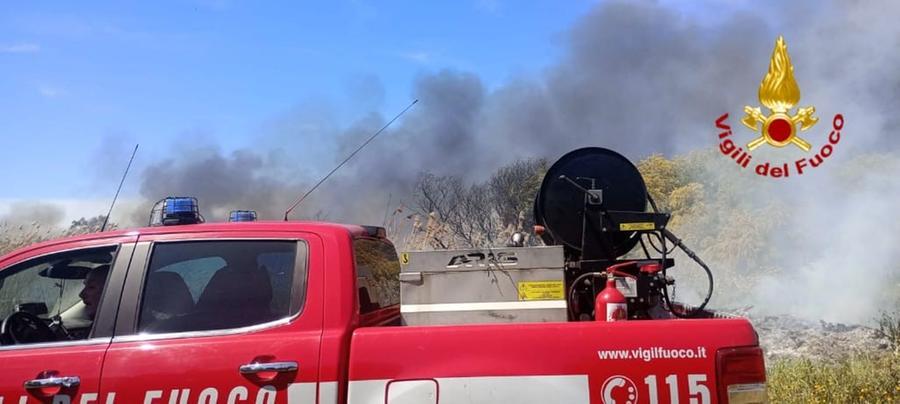 Vasto incendio a Monserrato, le fiamme minacciano le case