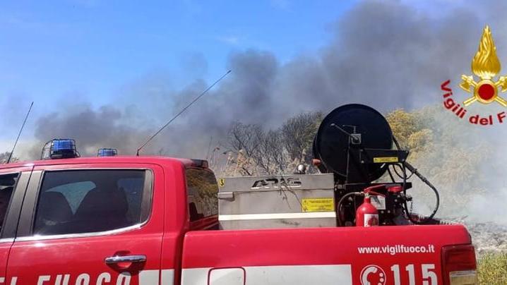 Vasto incendio a Monserrato, le fiamme minacciano le case