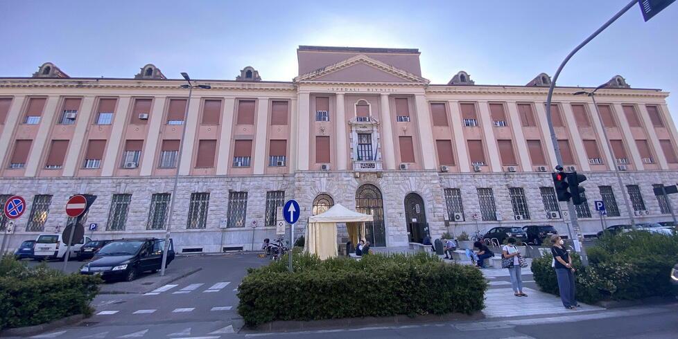 Livorno, ricoverato in stanza con tre donne: «Non c’è privacy, è imbarazzante»