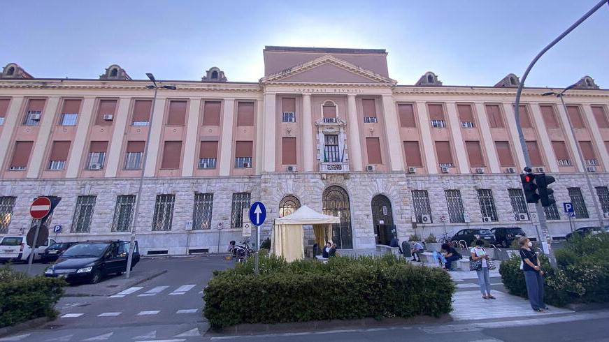 Livorno, ricoverato in stanza con tre donne: «Non c’è privacy, è imbarazzante»