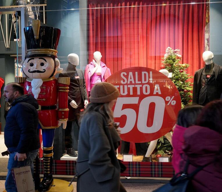 Modena, per i saldi invernali un mezzo flop: «Vanno ripensati, l’online domina»<br>
